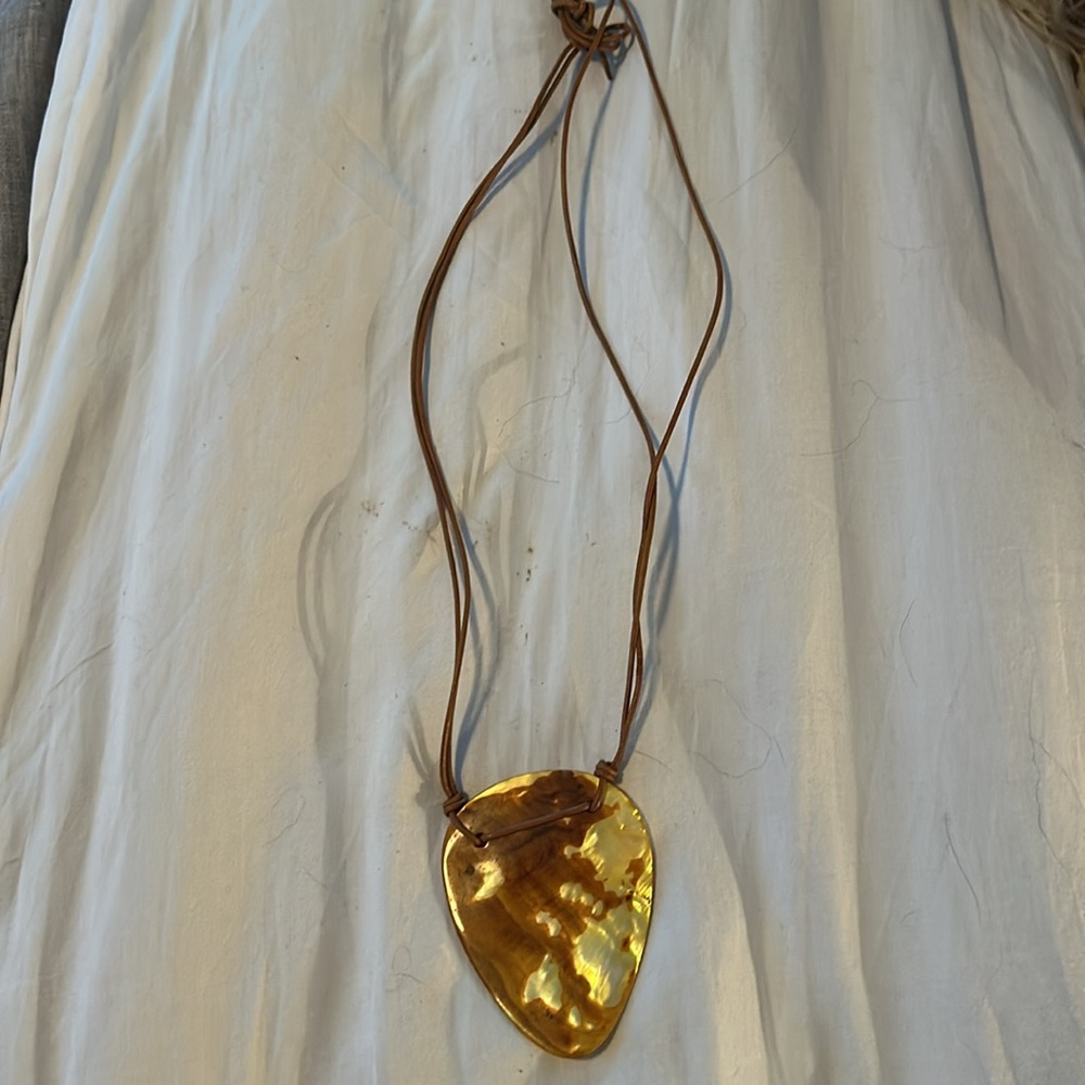 Leather necklace with shell pendant